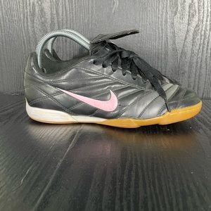 Nike Satire PRM soccer shoe Women’s size 8